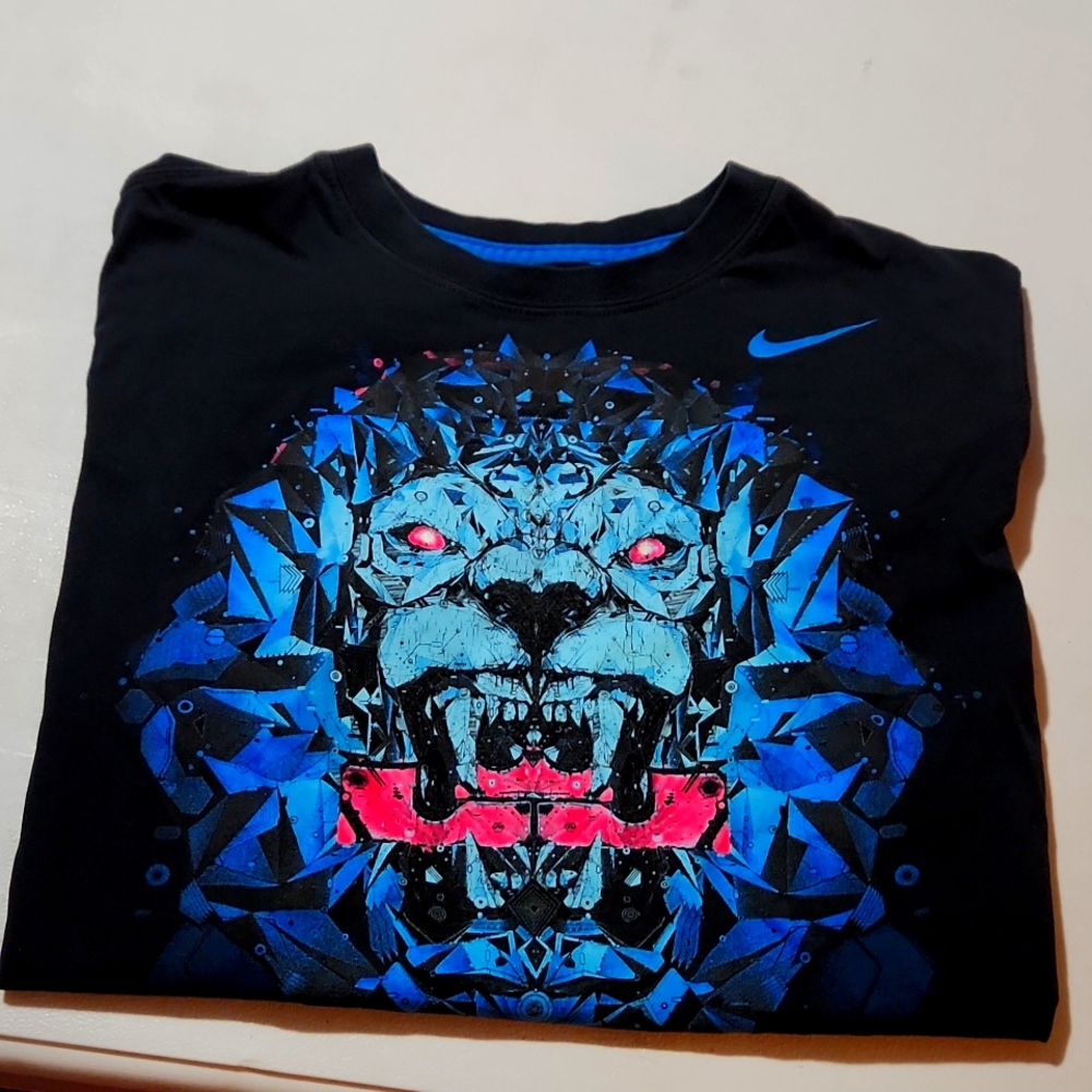 Nike youth large tshirt black lion
